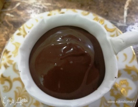 Достаем чашку из холодильника. Заливаем капкейк растопленной шоколадной пастой. Украшаем, по желанию, маршмеллоу. Убираем в холодильник на 15 минут.