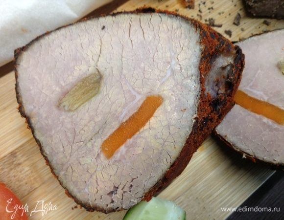 Чтобы не утомлять по ходу каждого шага длинными сказками, а быть кратким и по возможности предельно информативным в тексте к фотографиям, тут систематизируем и разобьем всю цепочку шагов на этапы-категории. Суть, собственно, проста. Первый этап — шпигуем мясо чесноком, морковкой, красным перцем, салом-грудинкой и маринуем в смеси давленого репчатого лука с солью, сахаром и черным перцем (часок). Этап второй — добавляем в маринад сок одного крупного лимона с косточками и еще выдерживаем час. Третий этап — добавляем в маринад сухого красного вина и выдерживаем 3–4 часа. Этап четвертый — запекаем в духовке мясо на самом сильном огне минут 30, переворачивая, и снова опускаем в тот же маринад. Этап 3 и 4 повторяем два раза с небольшими манипуляциями (после первого запекания добавляем соль, сахар и сок еще одного большого лимона, кто хочет, может и ложку уксуса). Предпоследний, 5-ый этап — упаковываем мясо в водонепроницаемую оболочку и 3 часа томим на кипящей водяной бане. Наконец, этап последний, шестой — посыпаем каждый кусок уже почти готового мяса после томления на водяной бане сухими травами, толченым перцем, паприкой, хмели-сунели (что душа попросит), плотно заворачиваем в пергамент и торжественно (это важно, с помпой) помещаем «дозревать» в холодильник на ночь. Даю честное слово — если все это вы делали в субботу-воскресенье, то завтрак понедельника и вся неделя (а то и две) будут красочными, позитивными. Возможно, что-то изменится в вашей жизни с этими «ароматными кусочками» в лучшую сторону:) Может и нет или не так уж и сразу, но вы проведете незабываемый «отдых на кухне»:) К слову, «дискретность» фотошагов такова, что можно далее и вообще не читать, просто «посмотреть сказочный диафильм». По-честному, детализировать записи рецептов заставляет неутомимый и неизбежный ход времени, чтобы самому не забыть. Итак, хоть шагов и будет много, но слов постараемся далее мало-мало:) Приступим...