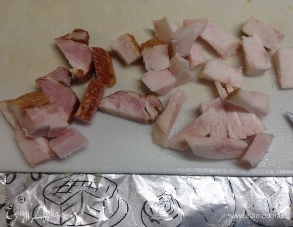 Сало (грудинку) нарезали кусочками и на некоторое время в морозилку, так будет удобно им шпиговать мясо. К слову, если кто из домашних не любит с жирком, конечно, можно и без сала-грудинки, хотя с ней сытней и ароматней.