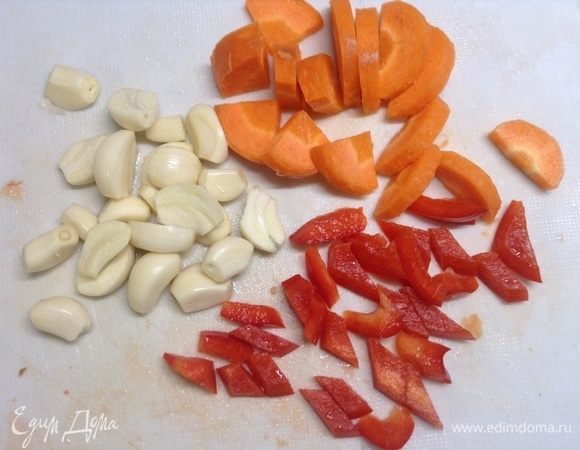 Приготовили овощи к шпигованию. Чеснок — зубчиками, если крупный зубец — вдоль пополам его. Морковь — полукольцами. Перец красный — как получится:)