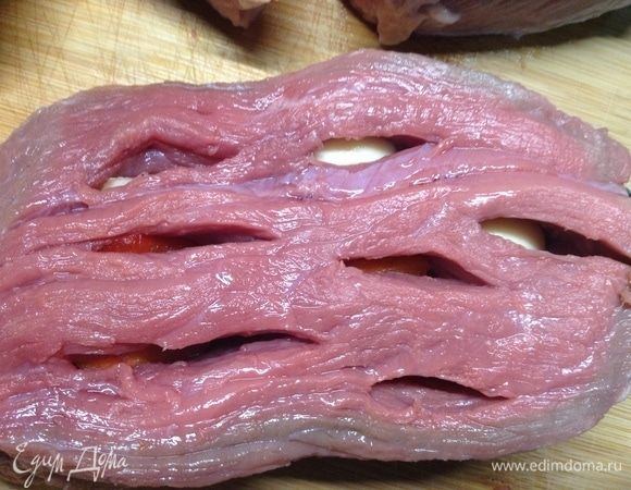 Так всю сторону куска мяса нашпиговали, как-то по своему наитию чередуя эти три составляющие — чеснок, морковь и сладкий перец. Повернули кусок мяса на 90 градусов вдоль продольной оси (шпигуем все время в разрезах вдоль волокон) и на смежной стороне с только что нашпигованной овощами шпигуем кусочками сала-грудинки. Так вот со всех четырех сторон вдоль волокон нашпиговали вперемешку овощами и салом-грудинкой.