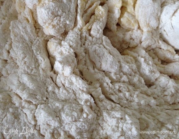 Добавить просеянную муку, соль и замесить мягкое тесто.