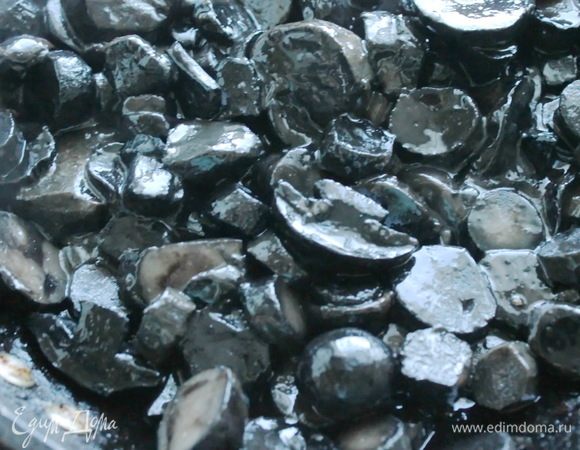 Грибы и лук нарежьте небольшими кусочками. Отправьте на горячую сковороду с маслом и обжарьте до готовности. Посолите, поперчите по вкусу. В остывшие грибы можно добавить укроп.