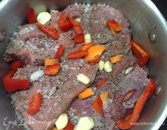 Лук (две луковицы из 4-х) мелко нашинковали. В кастрюльку его и хорошенько помяли, чтобы сок пустил. А вы — слезы радости:) Да. Кастрюльку предварительно нужно подобрать (или мясо к кастрюльке) так, чтобы все куски на дно плотно улеглись. Как помяли, разровняли по дну лучок. Соль, сахар, перец давленый на лук. И бережно укладываем первый кусочек нашпигованный и обжатый руками. Таким же образом все куски мяса шпигуем, обжимаем руками и плотно укладываем на подушку из давленого лука с солью, сахаром и перцем. Сверху мясо также посыпали достаточным количеством соли крупной, сахара и свежего давленого черного перца горошка. Полюбовались;) Если что осталось из заготовки для шпигования, не выкидывайте — грех, туда же, в кастрюльку на мясо.