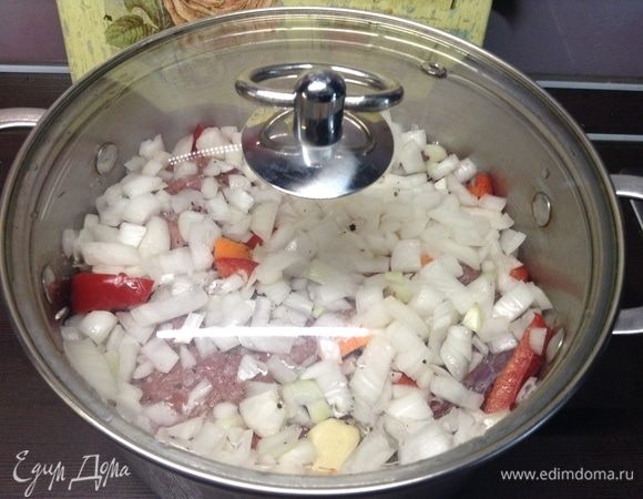 Вторые две луковицы нашинковали и руками помяли хорошенько. Мясо им посыпали. Очень плотно прижали по всей площади все, что на данный момент в кастрюльке есть. Крышкой плотно прикрыли, и пусть так постоит так часок. Подышит.