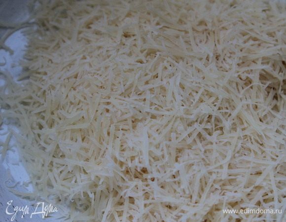 В картофельное пюре добавьте яйцо, сыр, откорректируйте на соль и всыпьте муку. Замесите тесто для зраз.