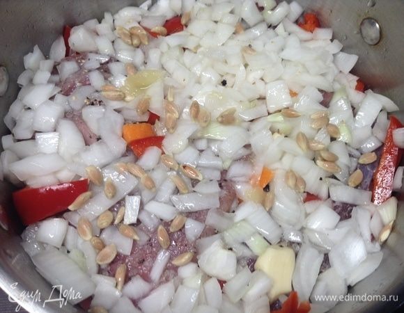 Через часок продолжим. Режем один большой лимон на дольки крупные и выдавливаем сок вместе с косточками в маринад. Полюбовались, вдохнули луково-лимонной свежести. Закрыли крышкой и пусть еще час стоит. Теперь уже кислота лимонная начнет свое дело с мясом в составе маринада.