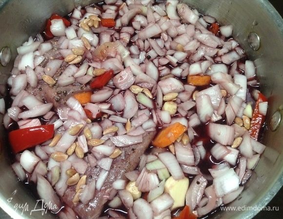 Через час вернулись к кастрюльке и налили вина красного сухого. Сперва так, чтобы чуть скрыть мясо. Ножиком аккуратно пошевелили пространство плотное между кусками мяса, чтобы вино заполнило все пустоты. Оно так вот уйдет с поверхности. Тогда и доливаем так, чтобы все содержимое кастрюльки покрылось слегка. Крышкой накрыли, и пусть так 2–3 часа при комнатной температуре (как и все до сих пор пока) стоит, насыщается ароматами вина. Тут уже и начнется (вино с лимонной кислотой) процесс обезвоживания мяса. Визуально оно начнет слегка стягиваться в более плотные кусочки. Дырочки от шпигования будут помалу уменьшаться в размерах. В общем, пусть стоит, три часа на первый раз — в самый раз.