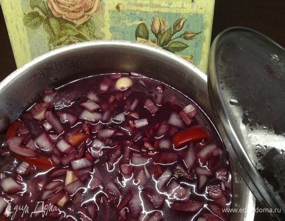 Через три часа возвращаемся. Переходим к следующему этапу. Первая фаза горячего приготовления. Открываем, любуемся, вдыхаем. Ароматы бесподобны! Цвет у вина чуть стал дымчатый.