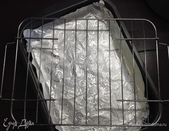 Приготовим то, на чем будем мясо в духовку сильно разогретую ставить на полчасика. У меня это решетка и подставка из малого противня, на дно которого можно выстелить фольгу или пергамент, дабы соки стекающие легко потом с фольгой-пергаментом убрать.