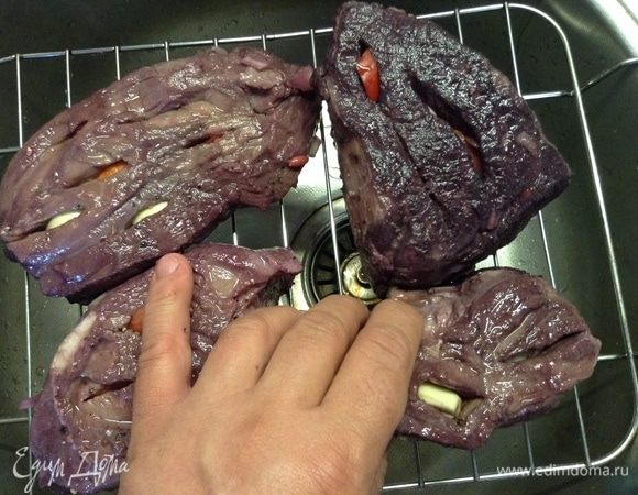 Мясо достаем из маринада, смахиваем с него все кусочки прилипшие (лук и прочее). И сперва уложим их на решетку над раковиной, пусть лишняя влага стечет. Можно пару раз перевернуть, чтобы помочь процессу. Тем временем прогреваем духовку до максимально возможной температуры. У меня это 260°C.