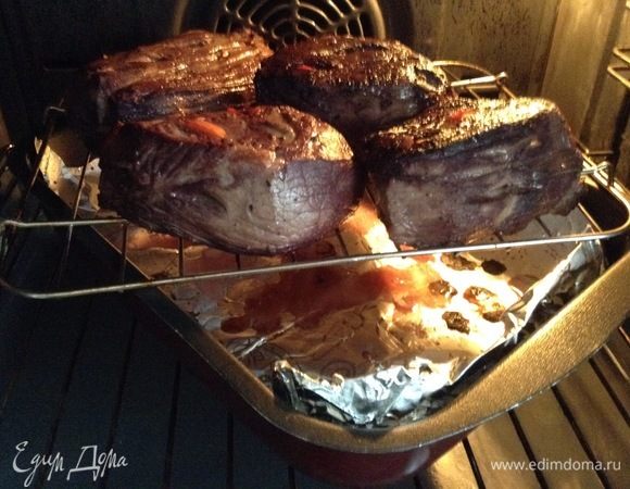 Мясо как подсохло на воздухе, укладываем на решетку над противнем. Вот тут важно слова заветные прошептать:) Всмотреться. Принюхаться... И в духовку разогретую. Общее время — минут 30. За это время пару тройку раз нужно достать, перевернуть и снова в духовку. Можно чуть гриля сверху добавить минут на 5. Суть данного шага — нужно мясо «запечатать», все накопленные соки в маринаде и его собственные чтобы остались далее уже внутри кусочка мяса каждого. Тут видно, что фольга-пергамент на дне противня пригодятся, соки бегут во время жарки.