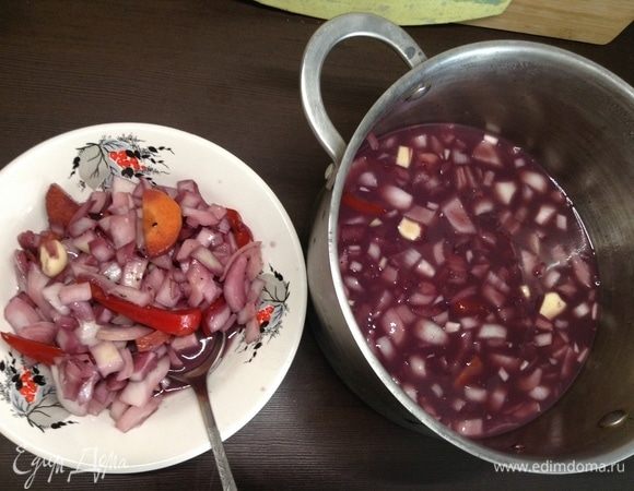 Половину лука и всего, что там досыпали вначале маринования, достали из кастрюльки в тарелку.