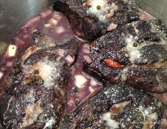 Мясо прямо из духовки сразу же, пока еще горячущее, уложили в кастрюлю на маринад, все в ту же кастрюлю с тем же маринадом, в котором оно уже было. На каждый кусок мяса — сахар, соль, перец горошком (тут не надо давить). Не жалейте, в достаточном количестве.