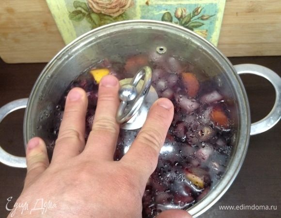 Все придавили хорошенько. Крышкой закрыли и пусть так стоит. Но это уже в холодильнике, часов 2–3–4. Как получится. Если утром рано начинали, то все до данного момента часам к 3 выйдет. Так, чтобы последний этап в ночи. Но самое разумное — оставить так в холодильнике на ночь. С субботы на воскресенье.