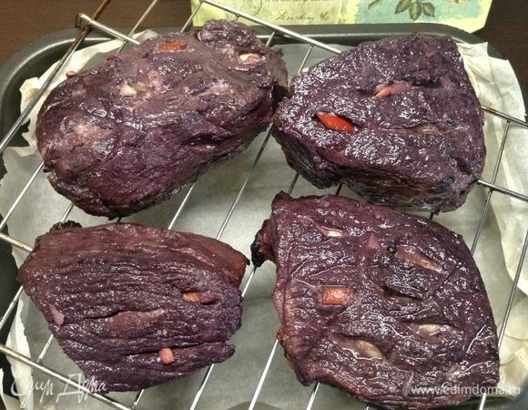 Когда вернулись... Повторим шаг с духовкой. Дадим стечь лишней влаге, уложим на решетку над подставкой с выстеленной фольгой или пергаментом — и в разогретую «докрасна» духовку минут на 20–25.