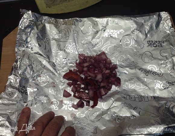 Берем вдвое сложенный большой кусок фольги, на дно — чуть луковой смеси из маринада, чтобы создать воздушную подушку от дна кастрюли, ну, и ароматов для при томлении.