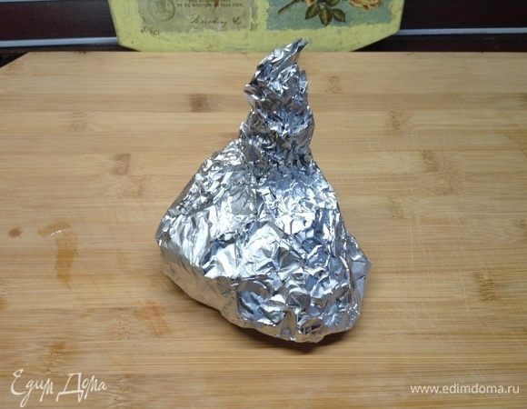 И кверху загибаем уголки, плотно вверху сворачиваем.