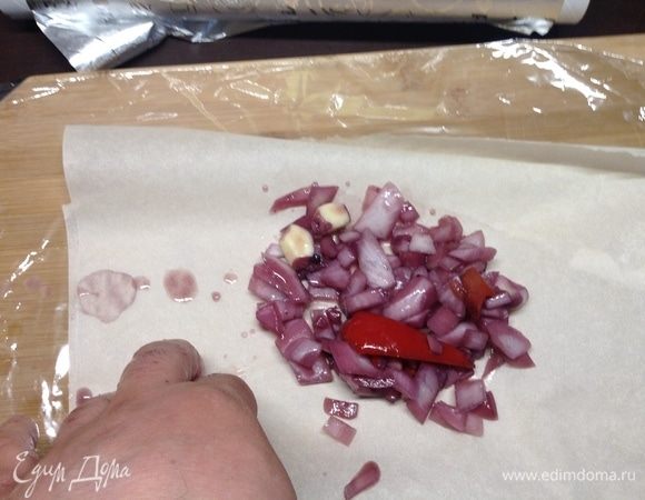 Так поступаем с каждым куском. Вот у меня тут фольга закончилась. Но оказались пакеты для запекания под рукой. Так тоже пойдут. Для надежности еще предварительно пергамент положил, хотя далее и без него обошлись.