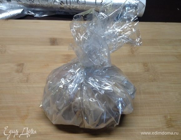 Понятное дело, если пакет для запекания, то как скрутили все кверху, перевязали кусочком этого же пакета, в ленточку превращенного. Так, в общем, все куски мяса упаковали.