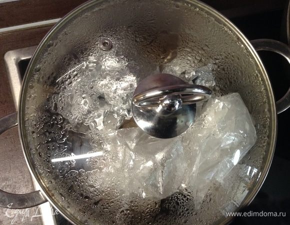 Остатки маринада выкинули, кастрюльку помыли, воды в нее чуть налили. Все куски мяса в пакетах уложили плотно в кастрюлю на воду. Будьте внимательны, чтобы верхушки пакетов торчали над водой! Если надо, воды чуть долили. Крышкой закрыли и на огонь. Как закипело, так на самый маленький, однако не «бульк» просто, а чтобы таки кипело, хотя и не сильно. И так часа два, два и минут 40 пусть томится на водяной баньке.