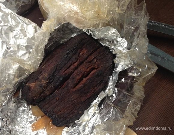 Подходим к последнему этапу. Выключили огонь под водяной баней. Достали все пакеты с мясом на тарелку. Каждому пакету верхушку срезали ножницами, развернули и дали кусочку мяса чуть выдохнуть. Но не давайте остыть и высохнуть. Сразу же приступайте к обсыпке и упаковке для холодного дозревания.