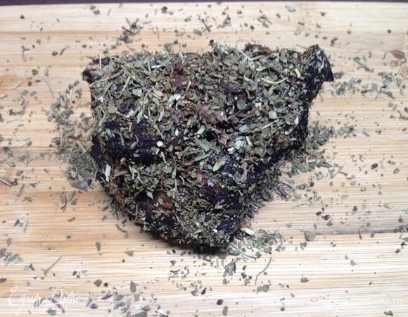 Кладем кусочек на деревянную доску. Посыпаем со всех сторон и слегка втираем то, что приготовили именно для этого кусочка. Тут, например, базилик сушеный. Как посыпка пристала к поверхности мяса, сразу же плотно укутываем его в пергамент, не жалейте бумаги, в несколько слоев-оборотов. Плотно-плотно.