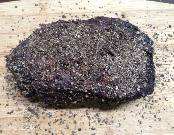 Для третьего — перец черный горошком подавили-потерли. Аромат... Обваляли третий в перце.