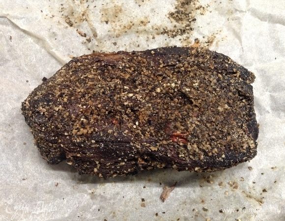 И вот оно — утро понедельника (если начинали в субботу). Развернули. Вид сперва не очень впечатляет. Хотя ароматы уже дают понять — сейчас-сейчас. Разрезаем...