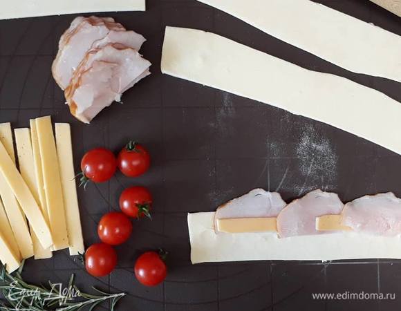 В центр выкладываем поочередно мясо и сыр.