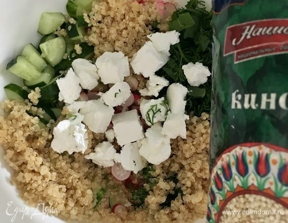 Следующий новый ингредиент старого доброго салата «Весенний» — это сливочный сыр фета. Режем сыр кубиком или можно просто руками покрошить в миску, он очень мягкий и хрупкий.