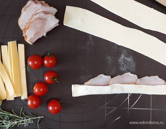 Накрываем второй половиной теста, защипываем по краям и скручиваем розочкой. Край фиксируем зубочисткой.