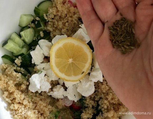 В принципе все основные ингредиенты мы подготовили. Настала очередь салат заправить. Во-первых, сок лимона. Обязательно щедрая струйка оливкового масла. Соль и свежемолотый перец по вкусу. И зира, прямо пальцами измельчаем ее к салату. Перемешиваем. Салат готов. Остался последний новый штрих.