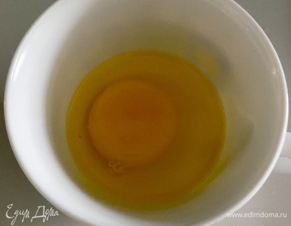 Будем готовить яйцо пашот. Ставим на огонь кастрюлю с водой. В чашечку разбиваем яйцо (на одного человека — одно яйцо). Как только вода закипела, убавляем огонь так, чтобы на поверхности была просто мирно кипящая вода. Добавляем в воду уксус. Делаем венчиком водоворот, в который отправляем яйцо. Через две-три минуты яйцо пашот вылавливаем шумовкой и обсушиваем на бумажном полотенце.