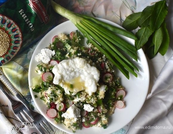 На тарелку аккуратной горкой выкладываем заправленный специями и оливковым маслом свежий хрустящий и очень ароматный салат. Ароматы и свежей зелени, и молоденьких огурчиков, и пряных специй! А на вершину салатной горки осторожно переносим яйцо пашот. Оно очень хрупкое и норовит «убежать». Вытекающий желток моментально пропитывает своими соками салат, становясь частью его заправки, и делает салат еще более вкусным сытным и полезным!