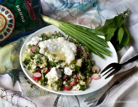 Надеюсь, вам понравился мой новый взгляд на привычный всеми салат из молодой зелени и овощей. Потому как на деле он оказался очень вкусным. Пожалуй, все новые ингредиенты не просто дополнили старый салат, они точно его усовершенствовали. Вкус более полный, насыщенный и яркий! Но при этом салат остался легким полезным и не обременительным для организма. Приятного аппетита!