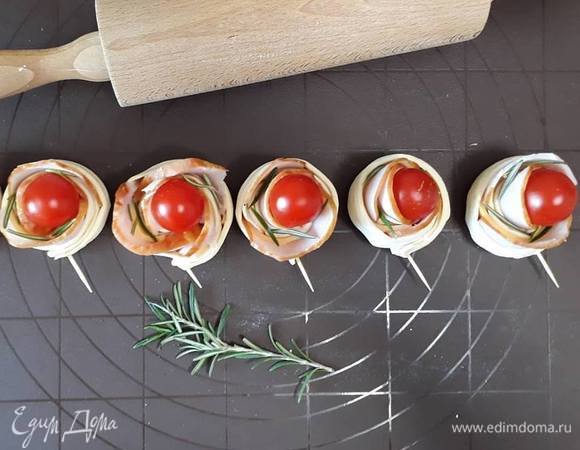 В центр получившейся розочки кладем помидор, посыпаем свежим розмарином.