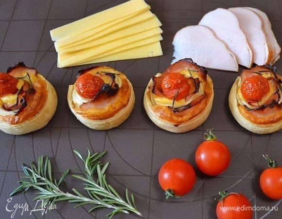 Выпекаем 30–40 минут при температуре 180°С. Готовность проверяем зубочисткой.