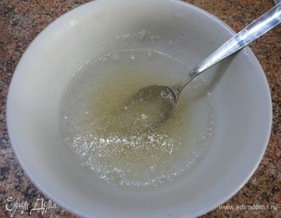 Желатин залейте половиной стакана холодной кипяченой воды и оставьте набухать. Пока будете готовить творог и фрукты, он приготовится. Останется только распустить на водяной бане.