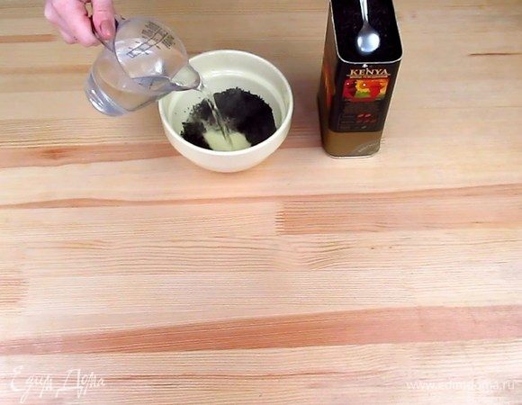 Заварите крепкий черный чай и поставьте его настаиваться, предварительно накрыв крышкой.