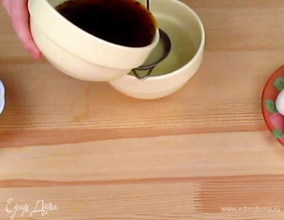 Процедите через ситечко заваренный чай, если вы заваривали рассыпной чай, а не в пакетиках.