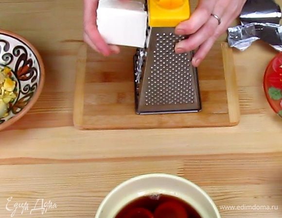 Натрите на мелкой терке плавленный сыр. Если он очень мягкий и не хочет натираться, положите его минут на 5 в морозилку.
