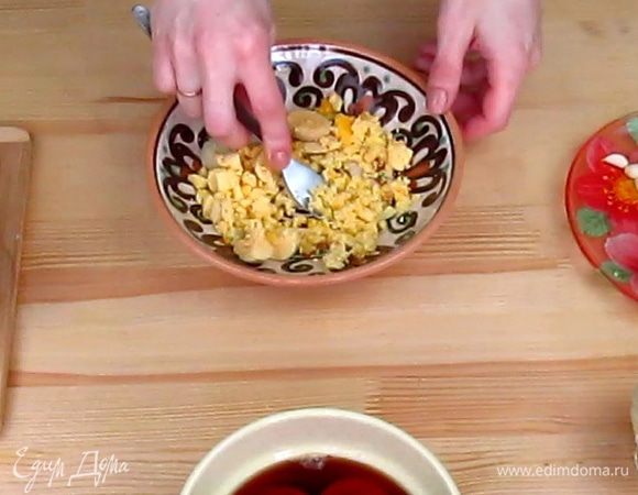 Разомните желтки в пасту вилочкой или чем вам удобно.