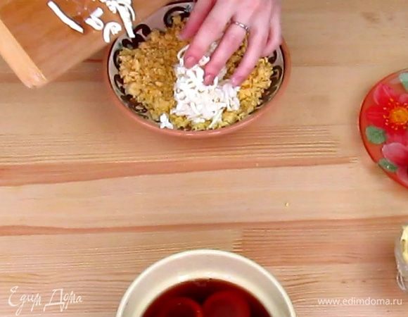 Смешайте плавленный сыр и желтки.