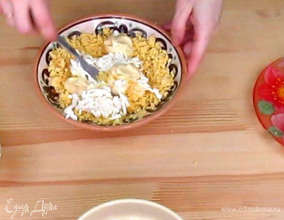 Добавьте в массу майонез (у меня домашний, собственного приготовления) и перемешайте все до однородной массы.