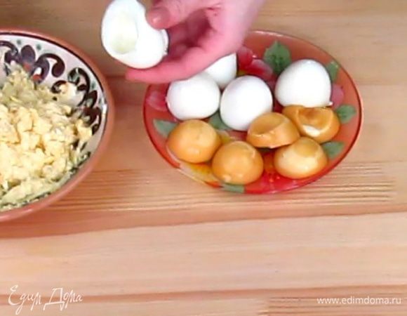 Пока начинка готовилась, шляпки грибочков покрасились. У меня шляпки получились немного пятнистыми, так как я не везде убрала пленочку и конечно после окрашивания она снялась, а место от нее осталось светлее. Начиняем все половинки яиц и накрываем шляпками ножки грибочков.