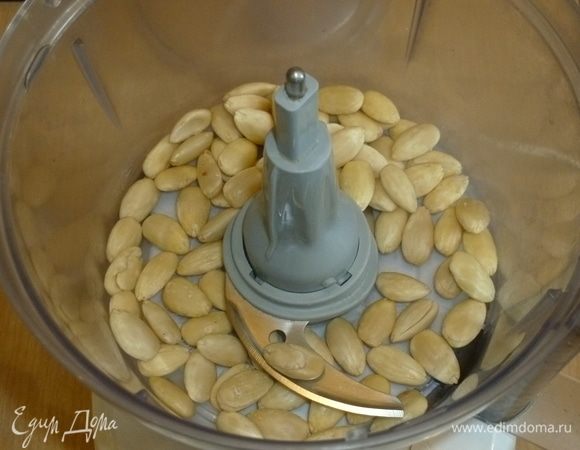 Для рецепта можно взять и готовую миндальную муку. Но ввиду ее дороговизны, я предлагаю взять обычный сушеный миндаль. Чтобы его очистить, сложите в кастрюлю и залейте кипятком минут на 10. Кожура потом легко снимается. Затем орехи нужно просушить. Можно сделать это в духовке на низкой температуре, главное — следить, чтобы орехи не начали темнеть. Я просто раскладываю орехи на пергаменте на пару дней, время от времени перемешиваю и переворачиваю их.