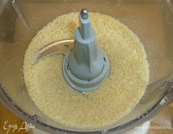 Затем орехи измельчаем до состояния мелкой крошки, например с помощью кухонного комбайна.
