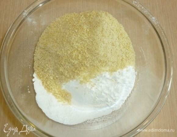 Кексы. Разогреть духовку до 190°C. При необходимости формочки для выпекания смазать маслом. Я выпекала в бумажных капсулах, потом их снимала, поэтому обошлось без лишних жиров. В большую миску просеять муку, разрыхлитель и сахарную пудру. Добавить молотый миндаль.