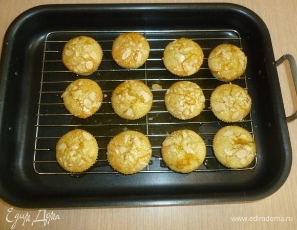 Затем кексы немного остудить и вынуть из формы. Убрать из сиропа розмарин и полить кексы.